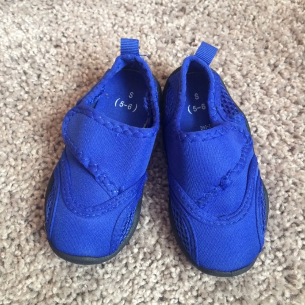 Swim shoes size small (5-6)